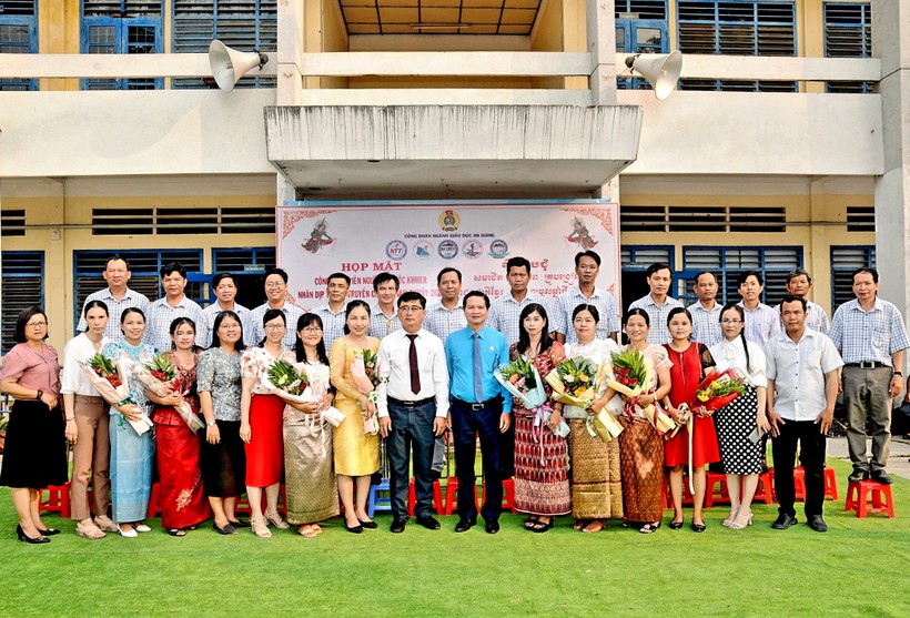 Lãnh đạo Sở GD&ĐT, Công đoàn Giáo dục An Giang chụp hình lưu niệm cùng cán bộ quản và giáo viên người dân tộc Khmer trong buổi họp mặt.