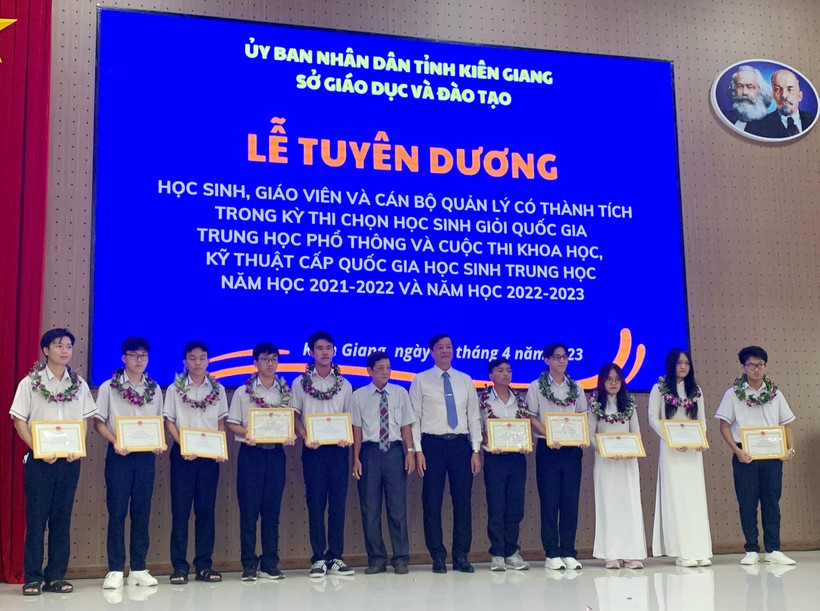  Sở GD&ĐT Kiên Giang trao thưởng cho học sinh đạt giải cao Kỳ thi chọn HSG cấp quốc gia năm học 2022 - 2023.