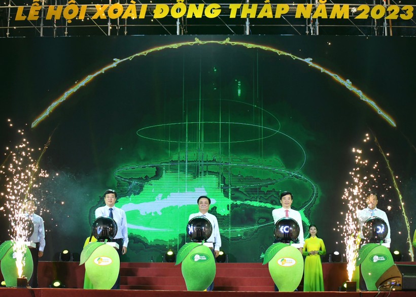 Các đại biểu thực hiện nghi thức khai mạc lễ hội xoài Đồng Tháp năm 2023.