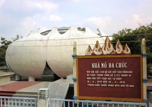 Nhà mồ Ba Chúc (thị trấn Ba Chúc, huyện Tri Tôn, tỉnh An Giang), nơi hiện còn lưu giữ 1.159 hộp sọ của người dân thường vô tội bị Pol Pot-Ieng Sary thảm sát.