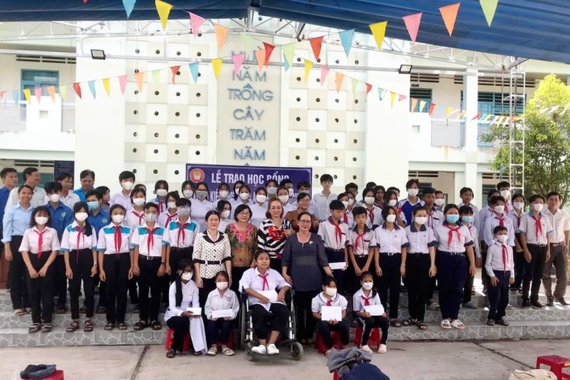 Hội Khuyến học huyện Tri Tôn (An Giang) trao 172 suất học bổng XSKT cho học sinh nghèo vượt khó.