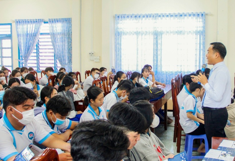 Đại học Quốc tế Miền Đông (EIU) phổ biến chính sách học bổng toàn phần tại các trường THPT trên địa bàn tỉnh An Giang.