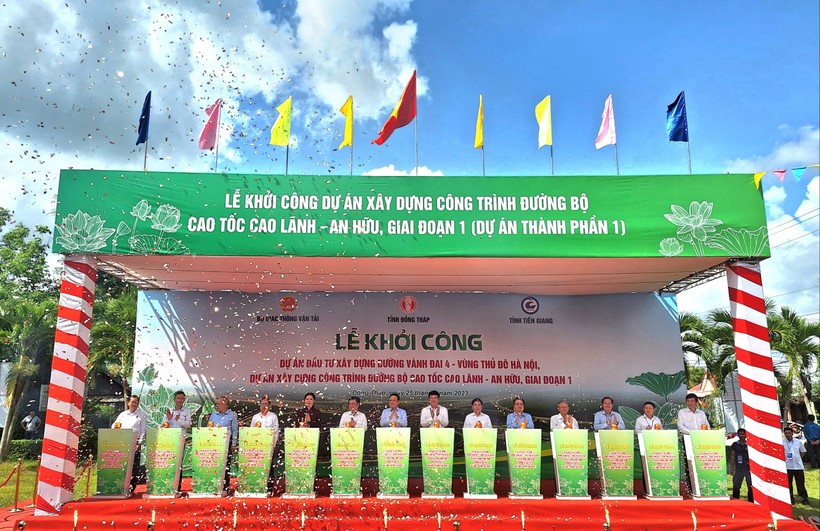 Phó Thủ tướng Chính phủ Trần Lưu Quang cùng đại biểu thực hiện nghi thức bấm nút khởi công dự án xây dựng cao tốc Cao Lãnh - An Hữu.