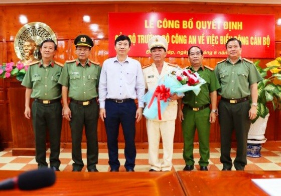 Chủ tịch tỉnh Đồng Tháp tặng hoa chúc mừng đại tá Bùi Bé Năm tân Phó GĐ Công an tỉnh.