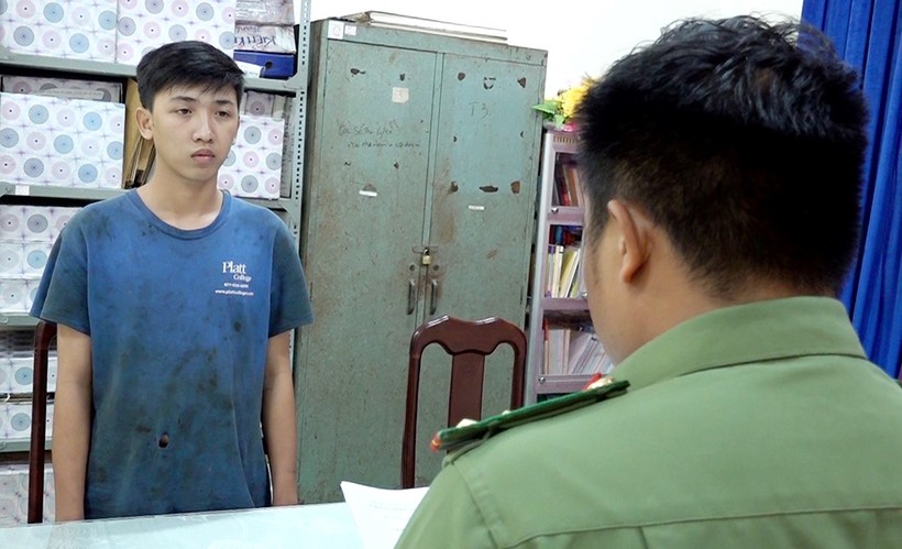 Cơ quan ANĐT thi hành lệnh giữ người trong trường hợp khẩn cấp đối với Cao Nguyễn Hoàng Phúc. (Ảnh: Tiến Tầm)