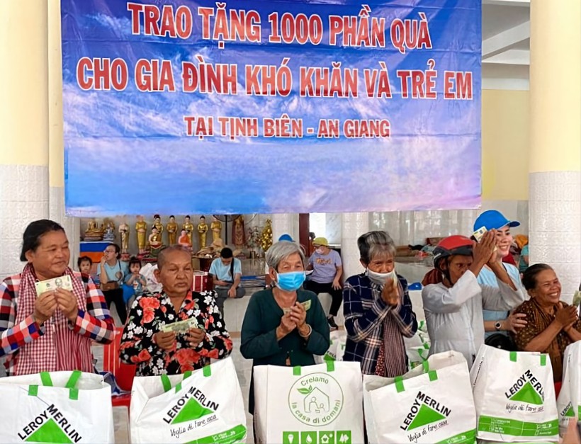 Trao tặng 1.000 phần quà cho gia đình khó khăn và trẻ em đồng bào Khmer vùng biên giới Tịnh Biên.