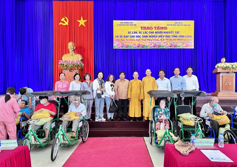Vĩnh Long trao tặng 210 phần quà cho học sinh và người khuyết tật.