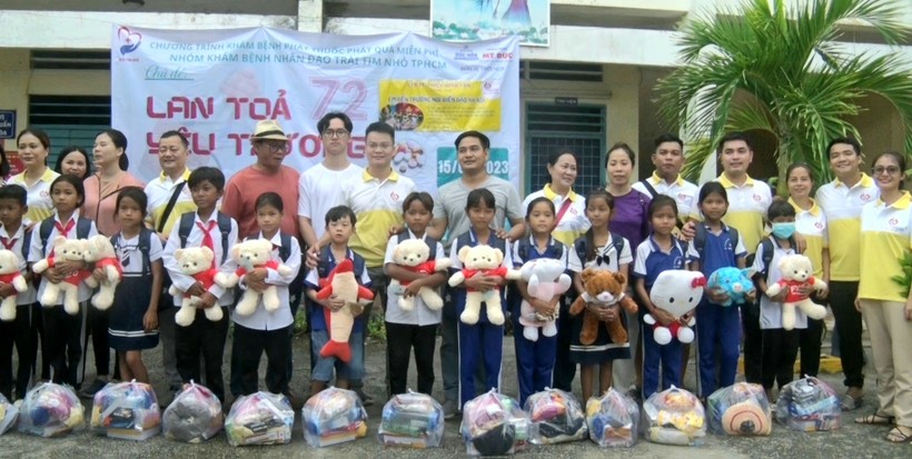 An Giang khám bệnh, cấp thuốc miễn phí và tặng quà cho học sinh Khmer khó khăn huyện Tri Tôn.