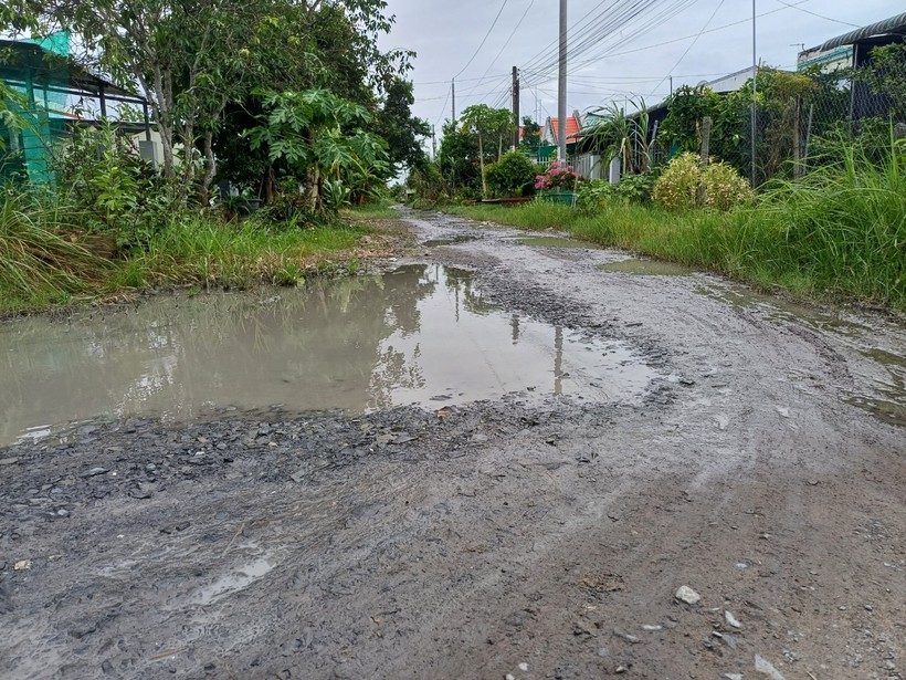 Đường giao thông khu dân cư vượt lũ thường xuyên bị ngập sau những cơn mưa.