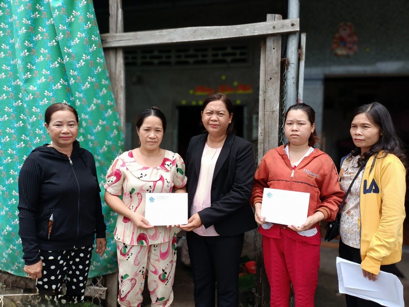 Hội LHPN huyện Thoại Sơn (An Giang) thăm hỏi, trao hỗ trợ hộ khó khăn ảnh hưởng dông lốc.