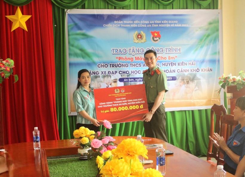 Tuổi trẻ Công an Kiên Giang triển khai công trình "Phòng máy tính cho em".