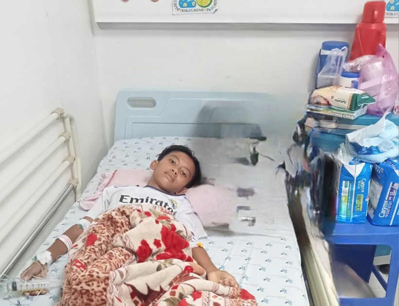 Em Vương Văn Tiến bị viêm khớp gối nặng, nguy cơ mất chân rất cần được giúp đỡ.
