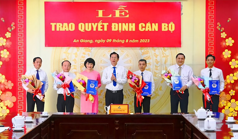 Phó Chủ tịch UBND tỉnh An Giang Lê Văn Phước trao quyết định bổ nhiệm cán bộ. (Ảnh: N.H).