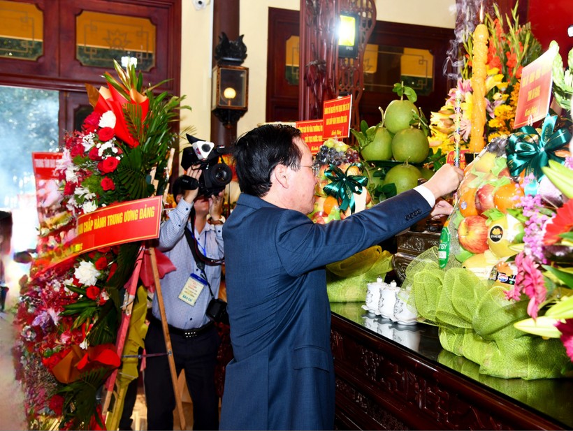 Chủ tịch nước Võ Văn Thưởng dâng hương tại đền thờ Chủ tịch Tôn Đức Thắng.
