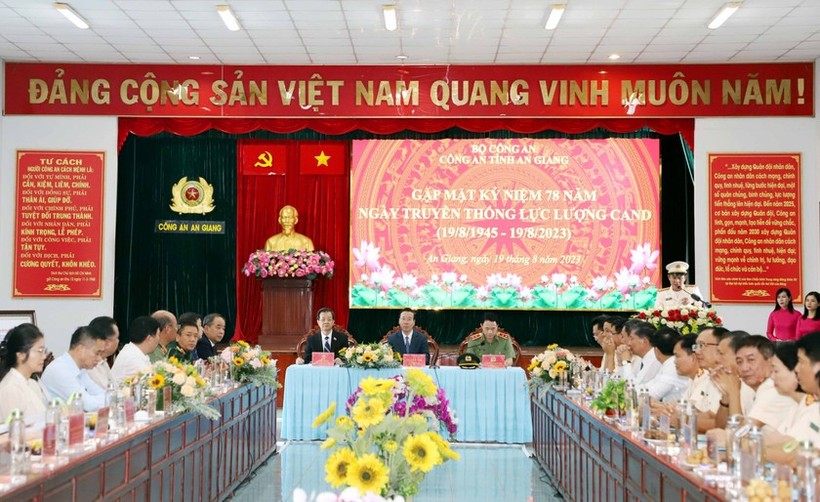 Chủ tịch nước Võ Văn Thưởng đến thăm và làm việc tại Công an tỉnh An Giang.