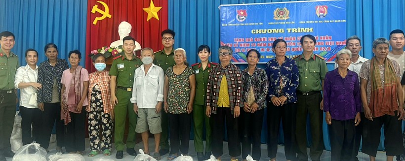 Tuổi trẻ Trường Đại học CSND tặng 500 phần quà cho người dân khó khăn huyện Tri Tôn (An Giang).