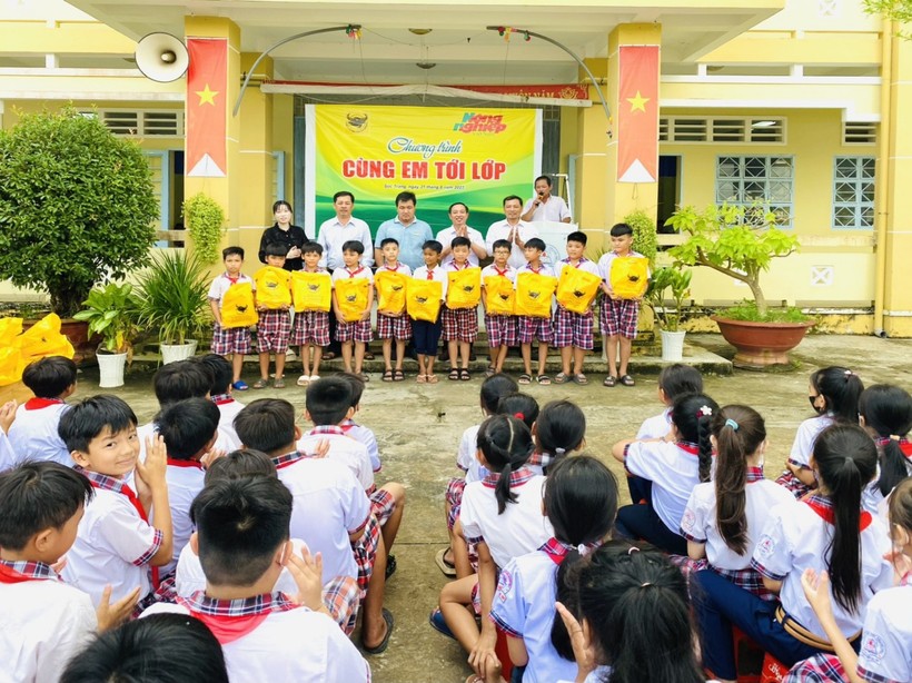 Chương trình "Cùng em đến lớp" trao tặng 6.000 quyển tập cho học sinh khó khăn huyện Thạnh Trị (tỉnh Sóc Trăng).