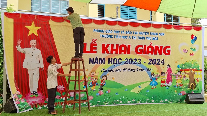 Thầy, cô giáo ở An Giang chuẩn bị chu đáo cho buổi lễ khai giảng năm học 2023 - 2024.