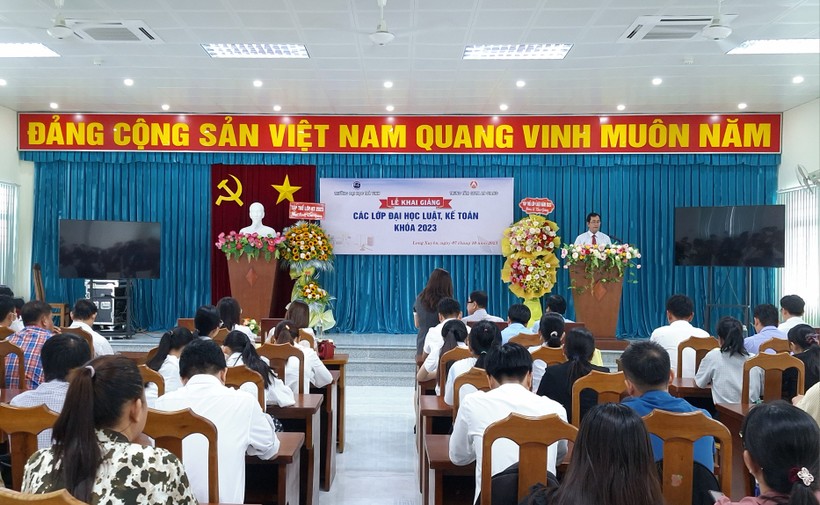 Trung tâm GDTX An Giang liên kết Trường đại học Trà Vinh khai giảng và chào đón 80 tân sinh viên hệ vừa học vừa làm khóa 2023.