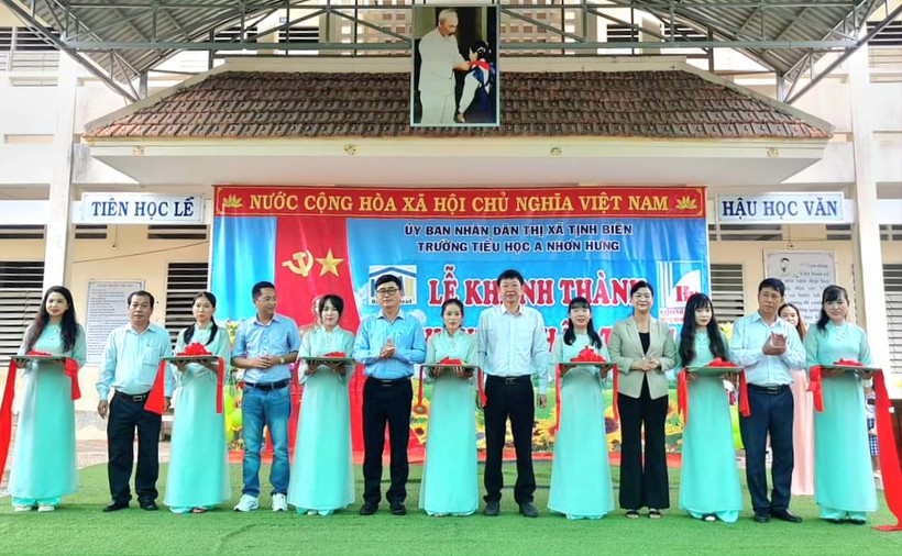 Phó Giám đốc Sở GD&ĐT An Giang Nguyễn Quốc Khanh tham dự Lễ khánh thành thư viện thân thiện tại Trường Tiểu học A Nhơn Hưng (TX Tịnh Biên).