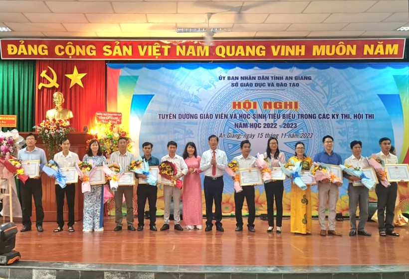 An Giang tuyên dương giáo viên và học sinh tiêu biểu trong các kỳ thi, hội thi năm học 2022 -2023.