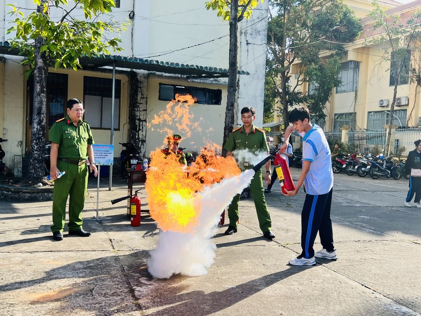 Học sinh Kiên Giang tham gia trải nghiệm, thực hành chữa cháy và cứu nạn, cứu hộ.