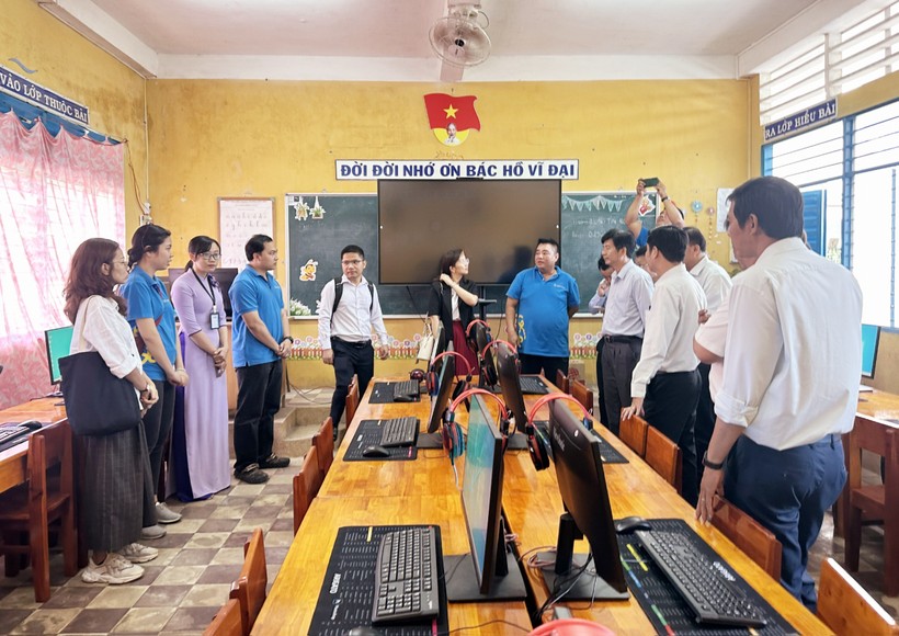 Trao tặng 51 bộ máy tính cho 2 trường tiểu học tại huyện miền núi Tri Tôn, tỉnh An Giang.