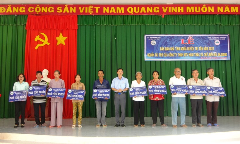 Trao tặng 10 căn nhà tình nghĩa cho gia đình chính sách huyện Tri Tôn, tỉnh An Giang.