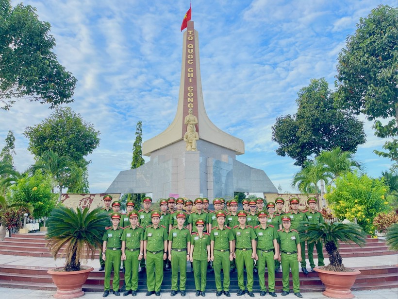 Tuổi trẻ Liên Chi đoàn Trường Đại học CSND viếng Nghĩa trang Liệt sĩ Long Tuyền (TP Cần Thơ).
