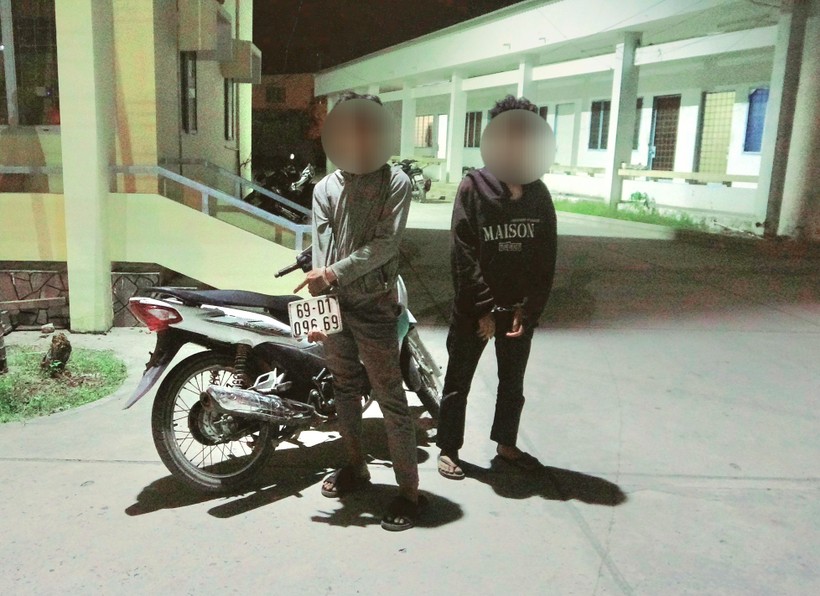 Công an huyện Tri Tôn (An Giang) bắt giữ 2 thiếu niên chưa đủ 18 tuổi, 6 lần trộm xe máy.