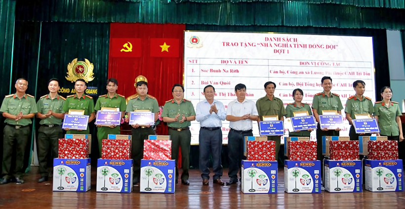Công an An Giang trao tặng 35 căn nhà "Nghĩa tình đồng" dịp đầu Xuân Giáp Thìn năm 2024.