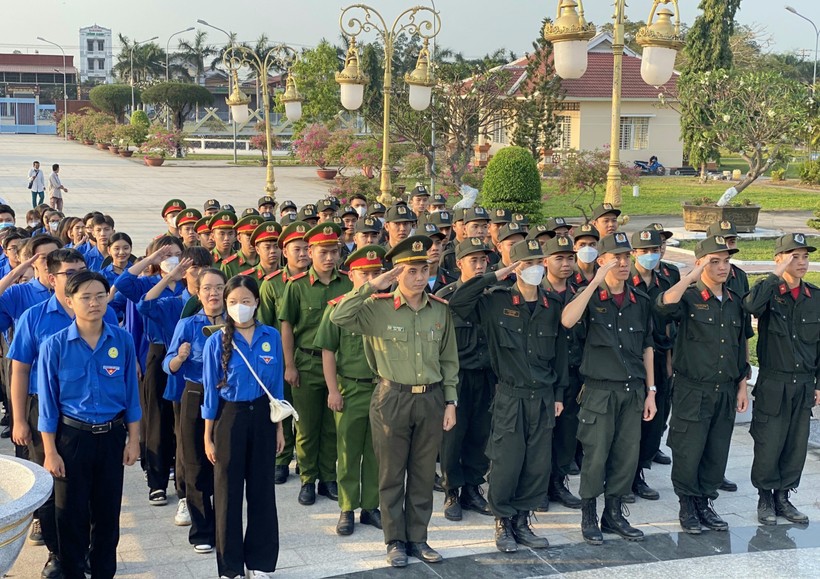 Đoàn viên, thanh niên dâng hương tưởng niệm tại Nghĩa trang liệt sĩ tỉnh An Giang.