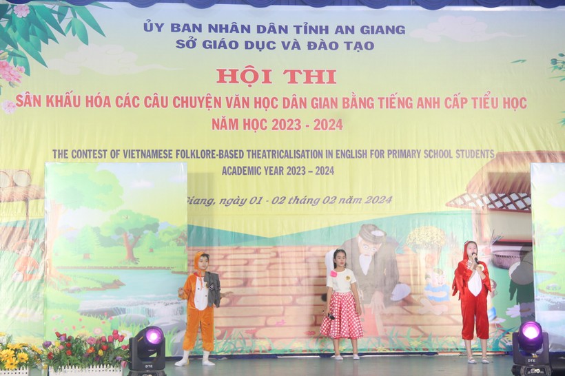 An Giang trao giải Hội thi Sân khấu hóa các câu chuyện Văn học dân gian bằng tiếng Anh cấp tiểu học.