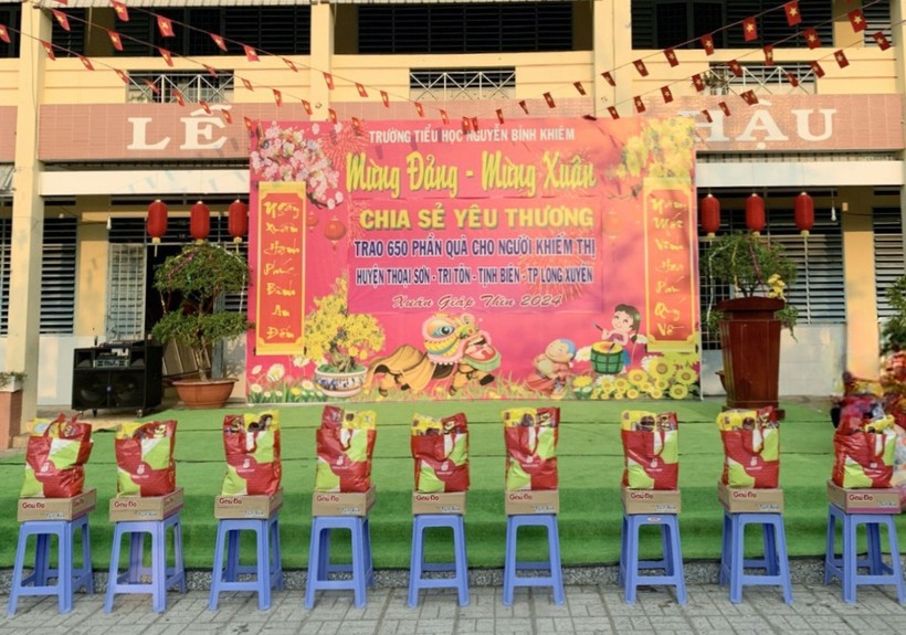 Nhóm thiện nguyện của thầy giáo Võ Thanh Tùng trao tặng quà cho người khiếm thị tại tỉnh An Giang.
