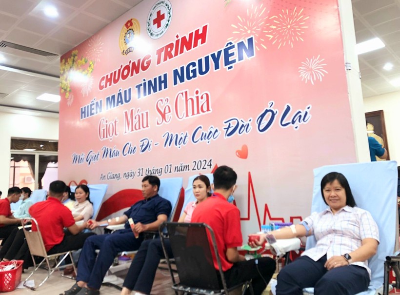 Đoàn viên Công đoàn cơ sở Sở GD&ĐT An Giang tham gia hiến máu tình nguyện.