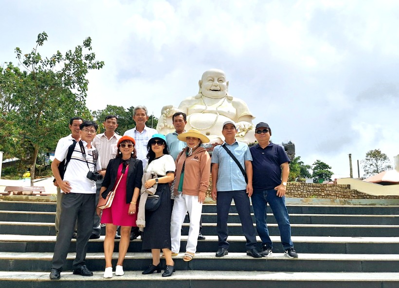 Du khách tham quan Khu du lịch Núi Cấm (TX Tịnh Biên - An Giang).