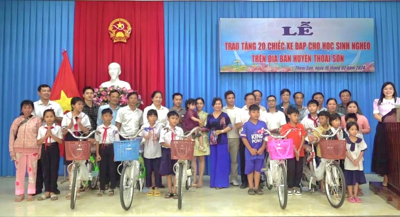 Trao tặng xe đạp cho học sinh khó khăn có phương tiện đến trường sau Tết Nguyên đán Giáp Thìn.
