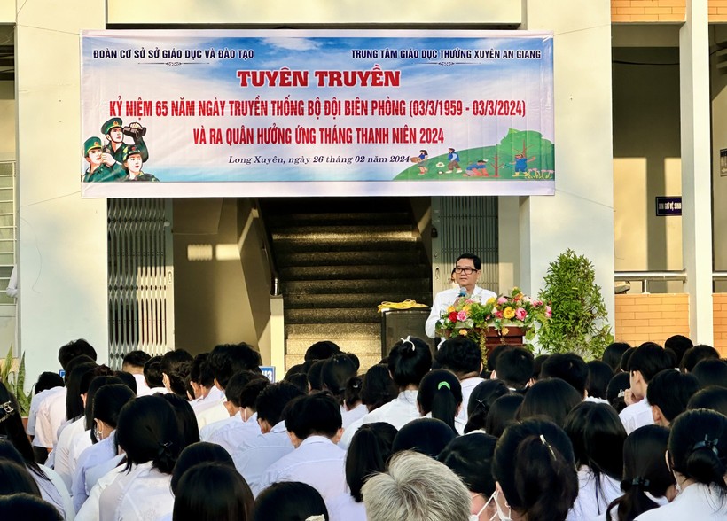 Trung tâm Giáo dục thường xuyên An Giang sinh hoạt Chuyên đề kỷ niệm 65 năm Ngày truyền thống Bộ đội Biên phòng.