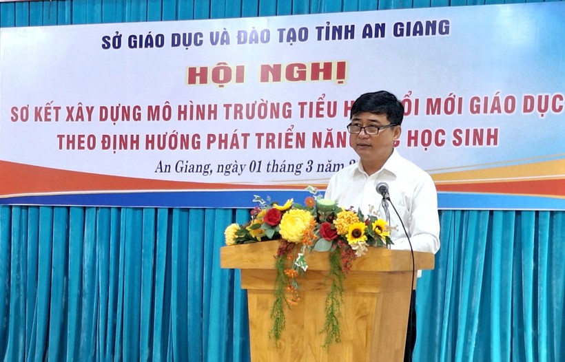 Ông Nguyễn Quốc Khanh - Phó Giám đốc Sở GD&ĐT An Giang phát biểu khai mạc hội nghị.