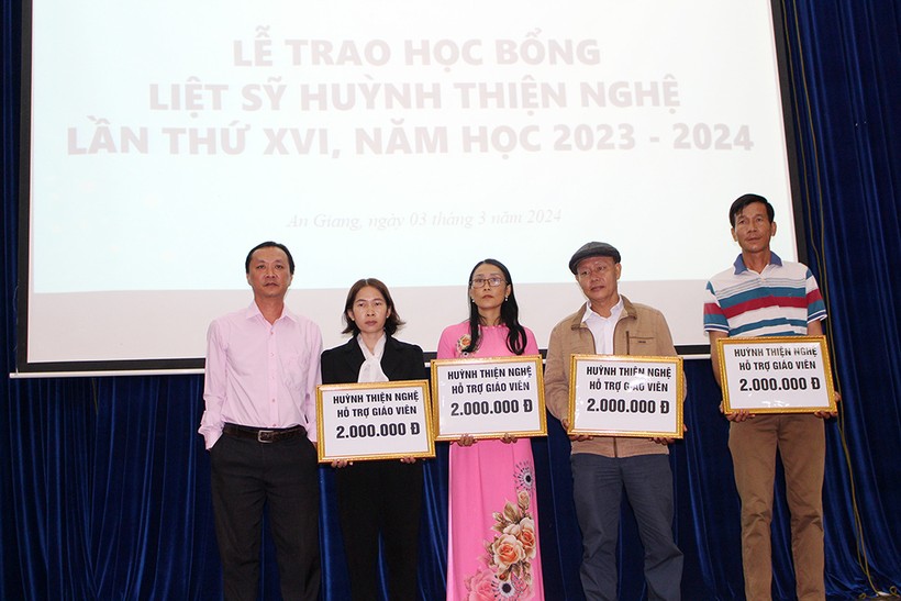 An Giang trao Học bổng liệt sĩ Huỳnh Thiện Nghệ cho học sinh, sinh viên và giáo viên khó khăn.
