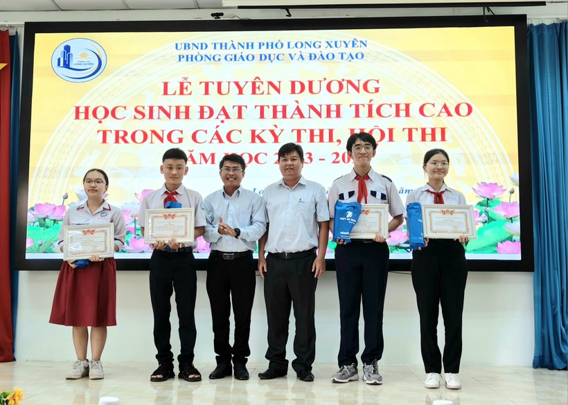 Phòng GD&ĐT thành phố Long Xuyên (An Giang) tuyên dương, khen thưởng 177 học sinh đạt thành tích cao tại các kỳ thi.