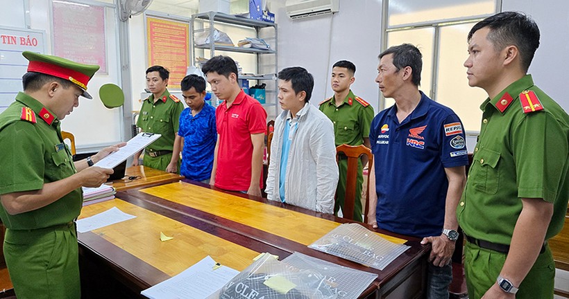 Cơ quan CSĐT Công an TP Long Xuyên thi hành lệnh bắt tạm giam Lộc, Khoa, Toàn và Khánh. (Ảnh: Tiến Tầm)