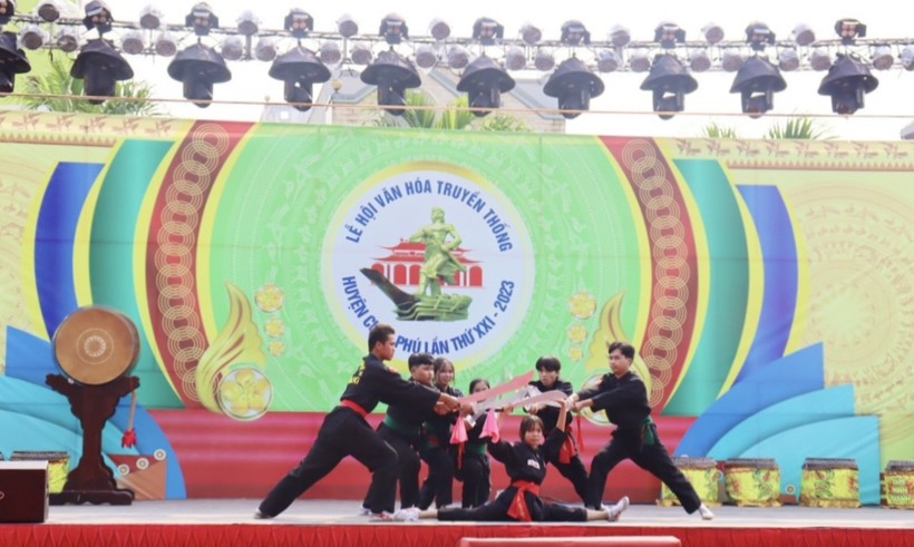 Lễ hội Văn hoá truyền thống huyện Châu Phú (An Giang) tưởng nhớ Quản cơ Trần Văn Thành và nghĩa binh Gia Nghị chống Pháp hy sinh.