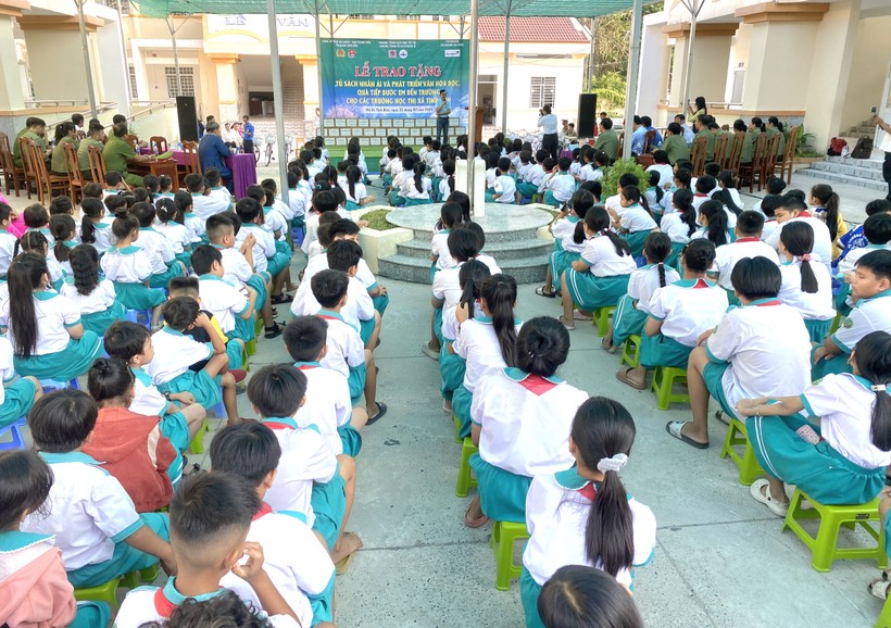 Lễ trao "Tủ sách nhân ái" và quà "Tiếp bước em đến trường" tại TX Tịnh Biên (An Giang).