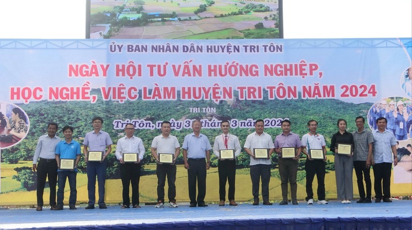Huyện miền núi Tri Tôn (An Giang) tổ chức Ngày hội tư vấn hướng nghiệp, việc làm năm 2024.