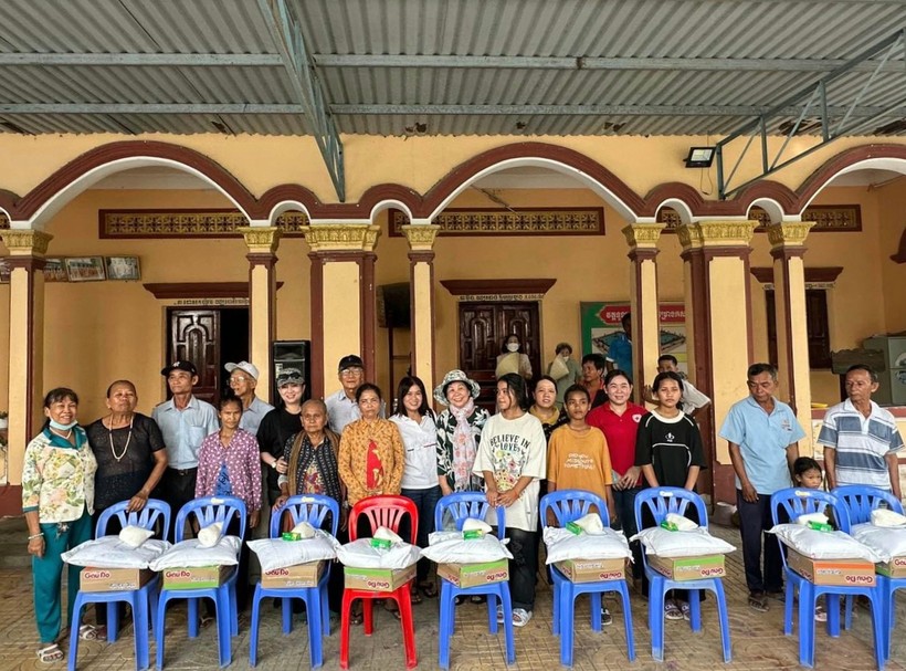 Hội Chữ thập đỏ tỉnh An Giang trao tặng quà Tết Chol Chnăm Thmây đến bà con Khmer nghèo huyện Tri Tôn.
