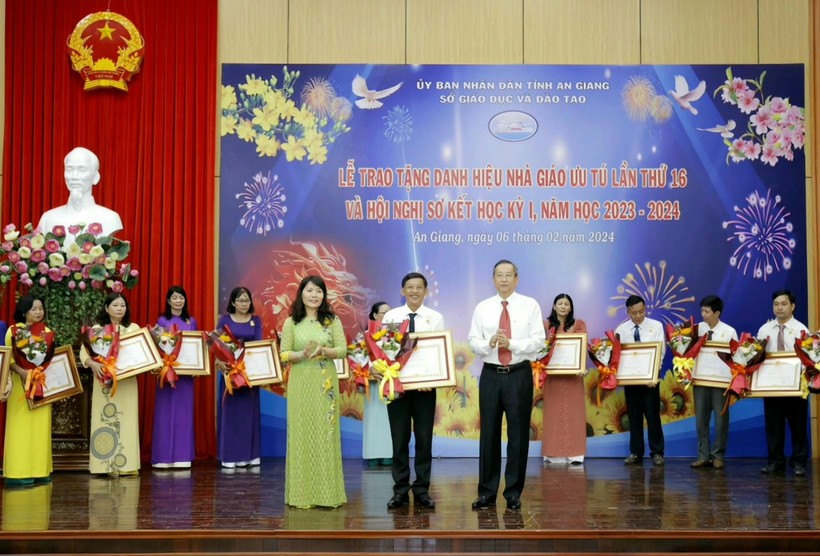 Thầy Nguyễn Văn Em được trao tặng danh hiệu Nhà giáo ưu tú.