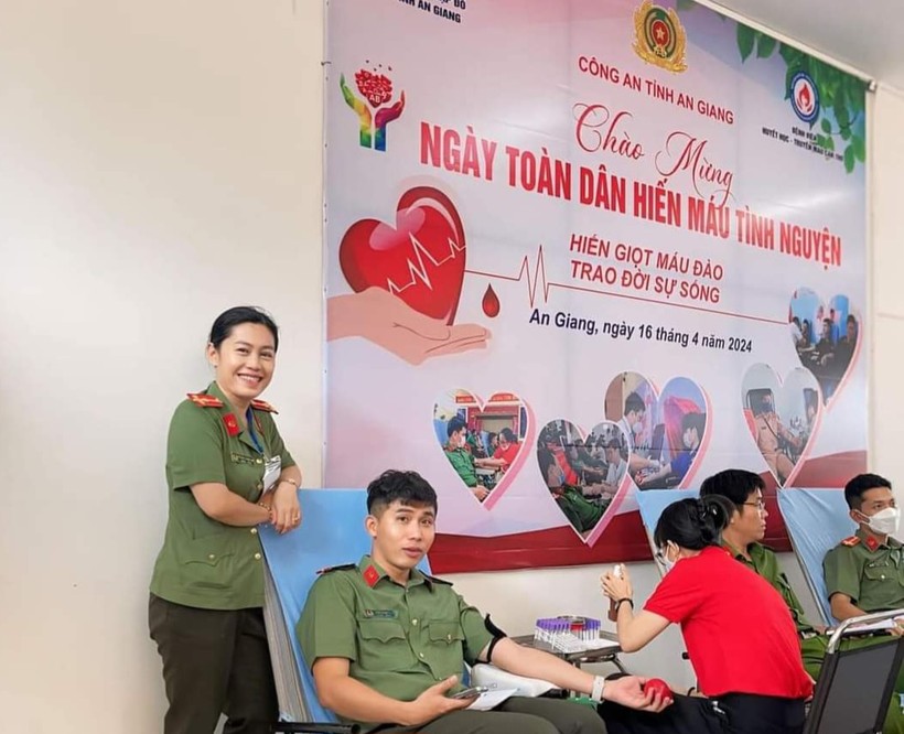 Trên 300 cán bộ, chiến sĩ Công an An Giang tham gia hiến máu tình nguyện.