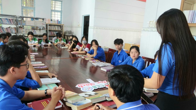 Đoàn viên và học sinh tham gia Lễ phát động Ngày sách và Văn hóa đọc Việt Nam.