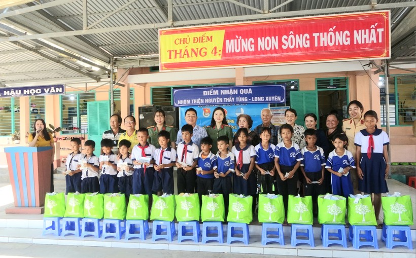 An Giang trao tặng 200 phần quà cho học sinh Khmer nghèo huyện Tri Tôn và TX Tịnh Biên.